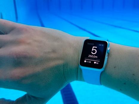 Pot înota cu Apple Watch în apă?